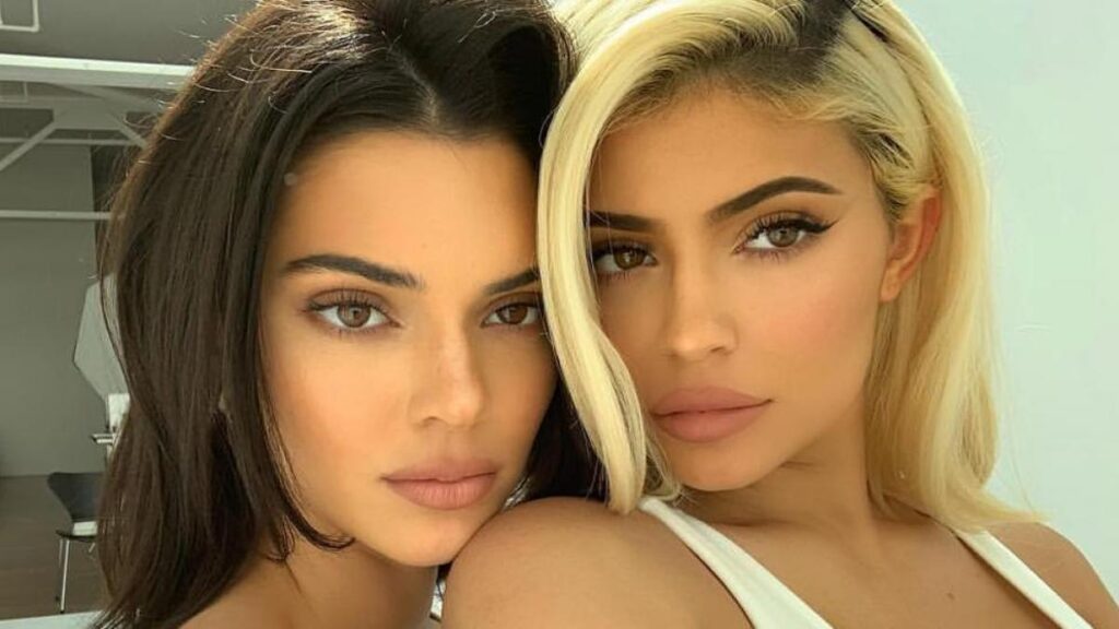 Kendall y Kylie Jenner estrenaron sus cambios de look más radicales