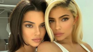 Kendall y Kylie Jenner estrenaron sus cambios de look más radicales