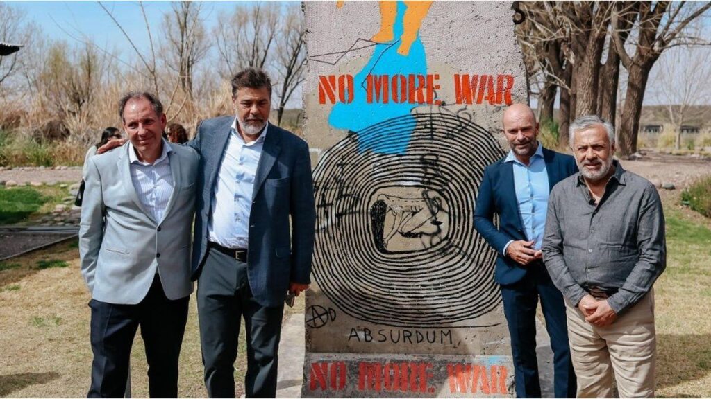 La Fundación Norma y Leo Werthein inauguraron en Mendoza un fragmento del Muro de Berlín