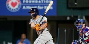 La curiosa jugada en la MLB que le da la vuelta al mundo: Altuve fue expulsado al quitarse el zapato y la media para reclamar una jugada (Video) - AlbertoNews