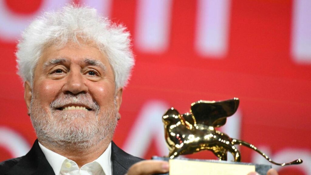 'La habitación de al lado', el primer largometraje en inglés del director español Pedro Almodóvar, ganó el León de Oro