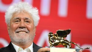 'La habitación de al lado', el primer largometraje en inglés del director español Pedro Almodóvar, ganó el León de Oro