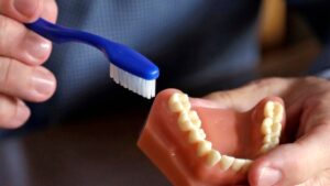 La menopausia puede ocasionar problemas dentales, dicen especialistas
