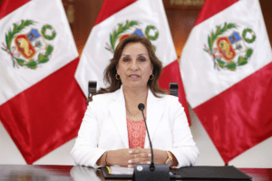 La presidenta de Perú cambió al canciller y a otros tres ministros