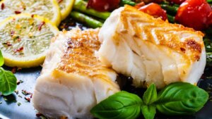 La razón por la que debes usar papel de horno para cocinar el pescado a la plancha en una sartén