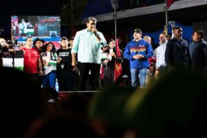 "La sayona se prepara para irse del país con maletas Gucci", dijo Maduro