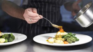 La 'trampa' que usan los restaurantes para que el sabor de la comida sea mejor que el de casa