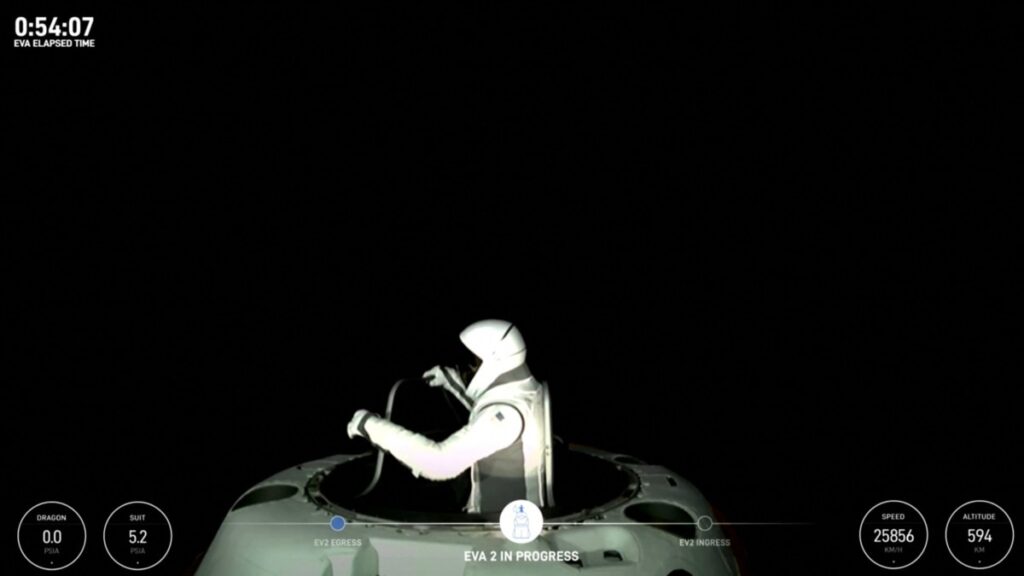 La tripulación de SpaceX-Polaris sale de la cápsula para su primera caminata espacial privada