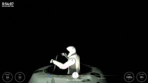 La tripulación de SpaceX-Polaris sale de la cápsula para su primera caminata espacial privada