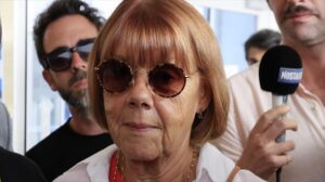 La víctima de una década de violaciones organizadas por su marido relata ante el tribunal la "barbarie"