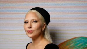 Lady Gaga sorprende en el Festival de Venecia y se roba las miradas en la alfombra roja