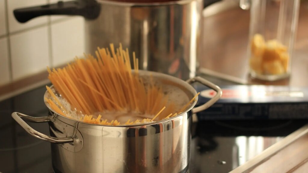 Las dos funciones que casi nadie conoce del agujero del cucharón de la pasta
