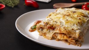 Lasaña de pollo y espinacas, una receta deliciosa, económica y familiar