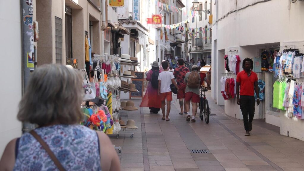 Los vecinos de Tossa de Mar, divididos entre el apoyo y la oposición por la acogida de 200 inmigrantes