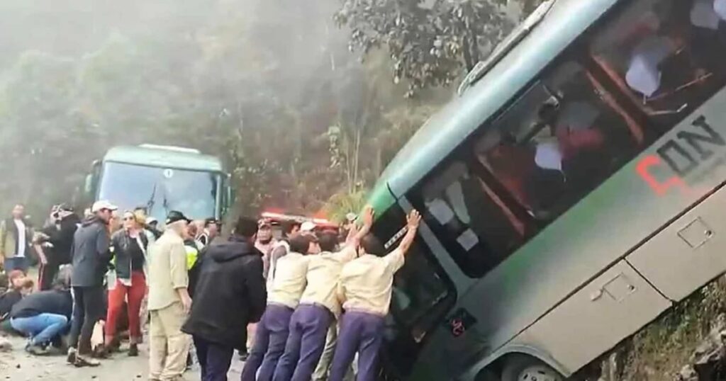 Machu Picchu: Bus con turistas se despista cuando descendía de las ruinas incas y varios resultan heridos