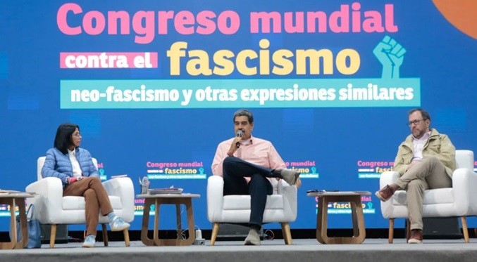 Maduro denuncia que Venezuela enfrenta un "brote fascista"