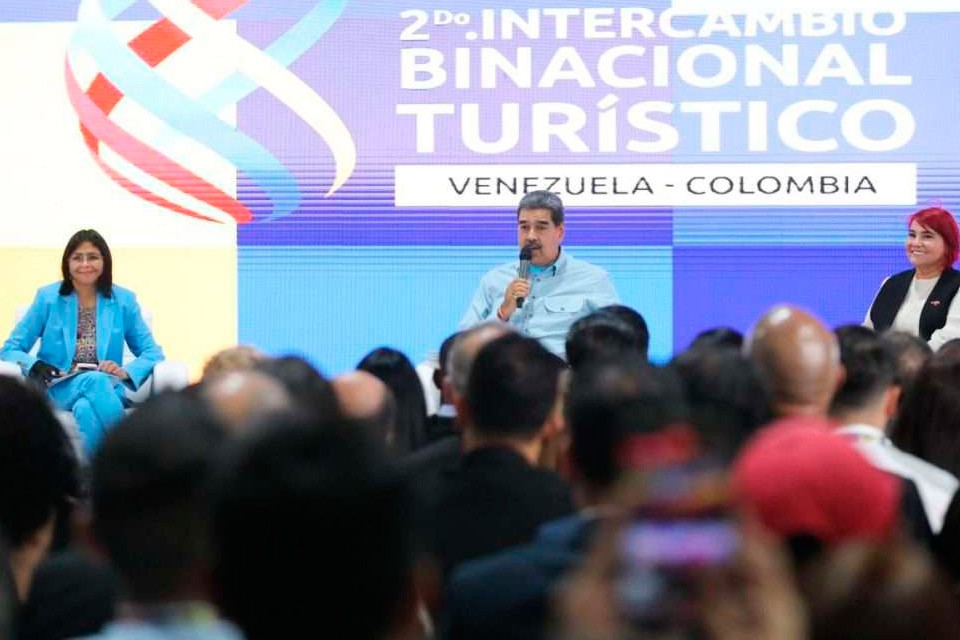 Maduro llama Petro a "seguir construyendo" relaciones Venezuela-Colombia