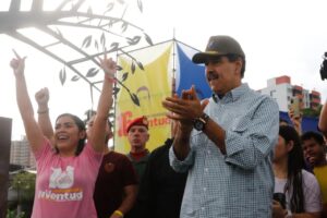 Maduro pide a la juventud seguir con la “batalla” en las redes sociales