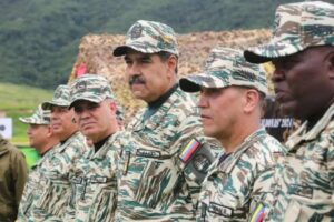 Maduro pide fortalecer defensa con drones en reunión con militares