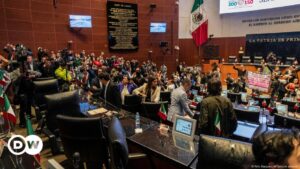 Manifestantes antirreforma judicial invaden Senado de México – DW – 11/09/2024