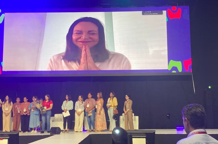 María Corina Machado participó de manera virtual en el Congreso de Fenalco: "Lo que está ocurriendo en Venezuela no es un movimiento electoral. Es una lucha ética por la verdad" - AlbertoNews