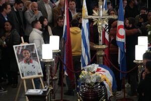 Miles de personas despidieron al jugador Juan Izquierdo en la sede de Nacional