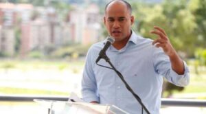 Ministro de Educación se compromete dar 25 mil viviendas a docentes del país
