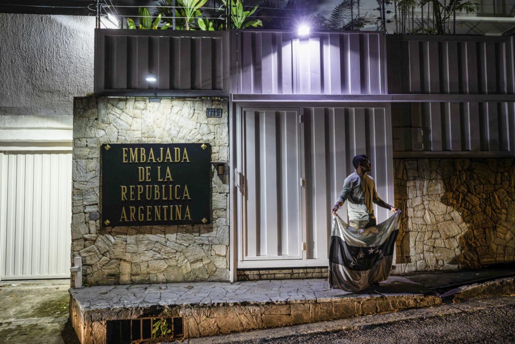 Mondino dice que acusaciones contra asilados en la embajada argentina en Caracas son "absurdas"
