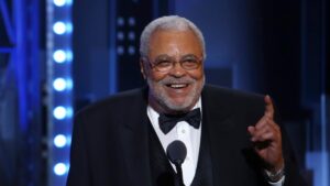 Muere el actor James Earl Jones, la voz de Darth Vader, a los 93 años