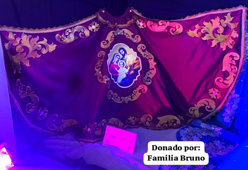 Develan mantos que usará la Virgen del Rosario 