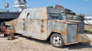 Narcos usan autos 'monstruo' con blindaje artesanal para luchar en la frontera México-EEUU - AlbertoNews