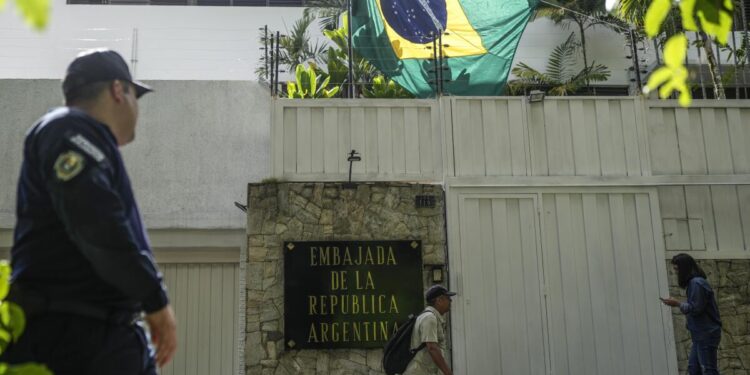 Embajada de Argentina asediada