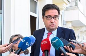 Óscar López dice que Feijóo es "un líder menguante" que "actúa como pollo sin cabeza" siempre "en contra de España"