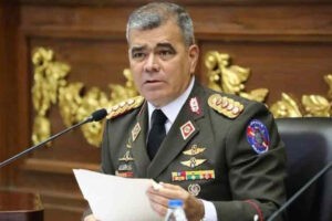 Padrino López pidió fortaleza a militares para no dejarse "confundir" por EE .UU.