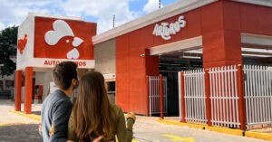 ROMÁNTICO: Pareja de diseñadores tienen cita para analizar nueva imagen de Arturos