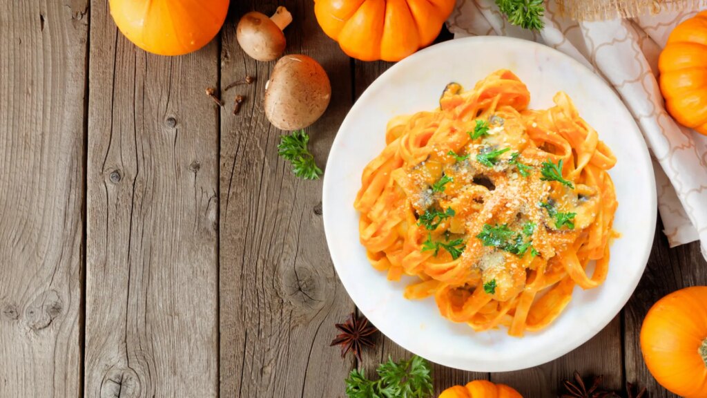 Pasta con salsa de calabaza y cacahuetes, una receta a buen precio para recibir el otoño