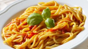 Pasta con salsa de pimientos del piquillo, una receta muy fácil, diferente y barata