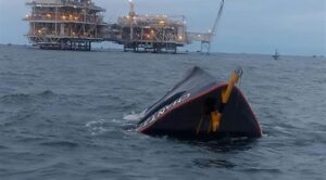 Pdvsa confirma que barcaza se hundió en el Lago por mal tiempo