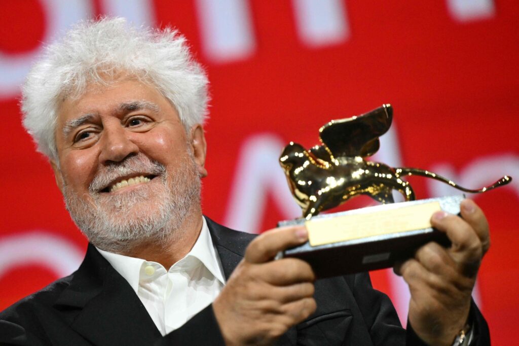 Pedro Almodóvar gana el León de Oro por ‘La habitación de al lado’: “El ser humano debe ser libre para vivir y para morir” - AlbertoNews