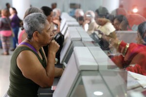 Pensionados denuncian que el régimen chavista les adeuda al menos 1.600 dólares: “Estamos cansados”