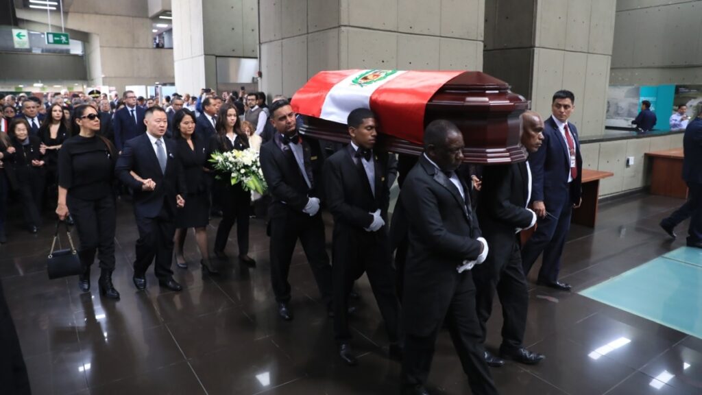 Perú declara tres días de duelo por muerte de Fujimori, simpatizantes llegan a velatorio a despedirlo