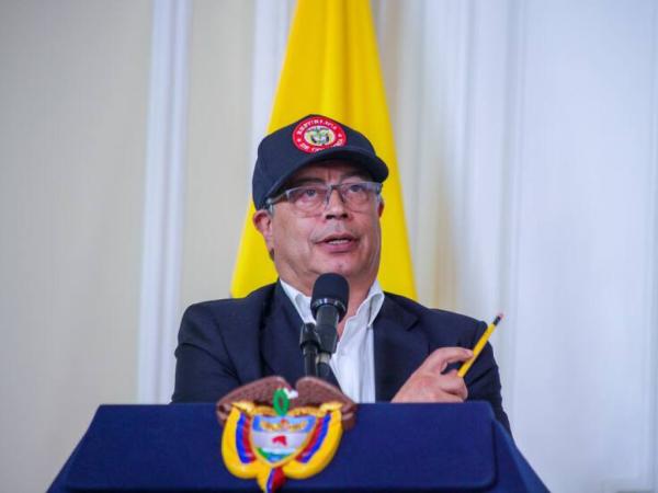 Petro aplaza al lunes su viaje a México por el accidente de un helicóptero militar | Gobierno | Economía