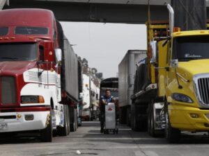 Petro defiende alza del ACPM ante protestas de camioneros | Gobierno | Economía