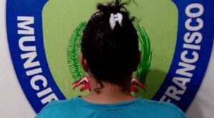 Polisur la arresta en El Manzanillo por agredir a su hijo