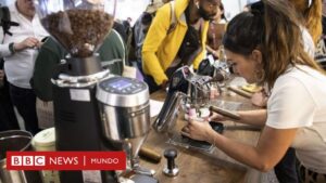Por qué se está disparando el precio del café (y qué tiene que ver una fruta tan maloliente que está prohibido llevarla en transporte público)