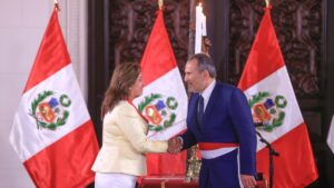 Presidenta de Perú cambia a canciller y tres ministros de su gabinete