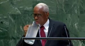 Presidente de Haití, Edgard Leblanc Fils, se regó agua en discurso de la ONU