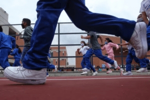 Proyecto de ley busca prohibir que colegios inicien clases antes de las 7 de la mañana