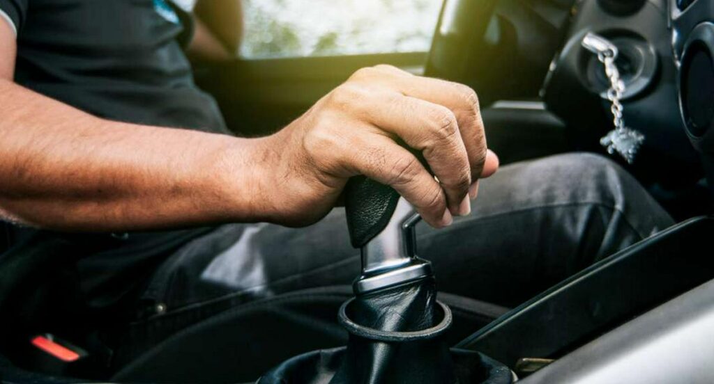 Qué pasa si se maneja con la mano sobre la palanca de cambios: hay consecuencias
