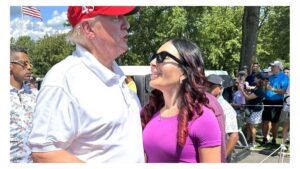 Quién es Laura Loomer, la influencer y activista que viaja con Donald Trump en la campaña